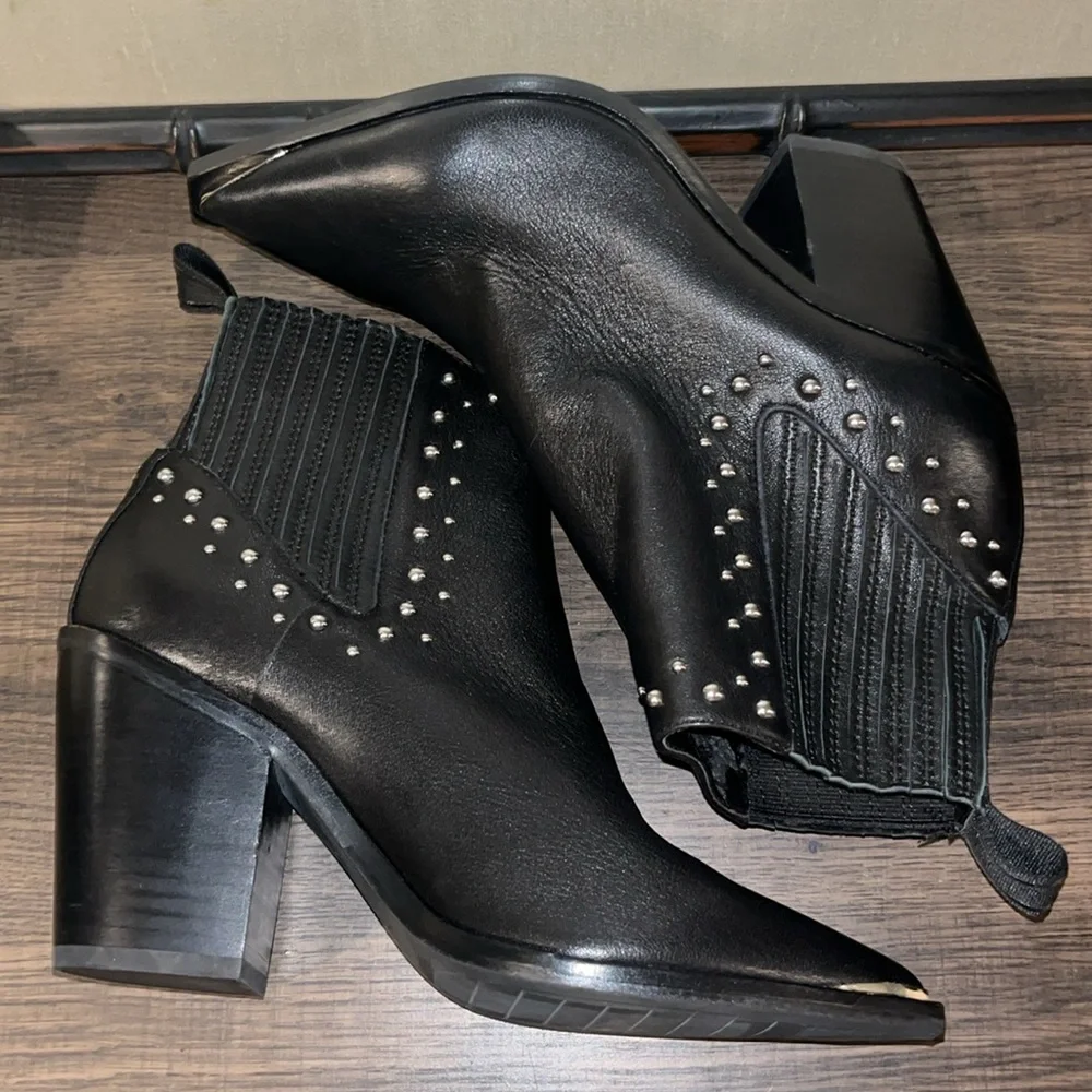 Kenneth Cole Bynona /West Side Studded Leather Western Black Booties EUC sz 5.5